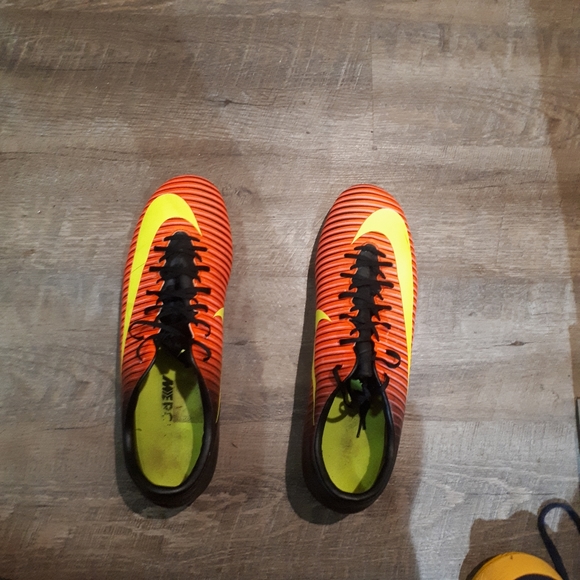 Nike mercurial soccer cleats - Picture 3 of 3